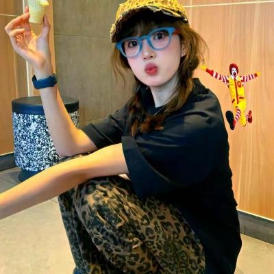 系红裤带的女人